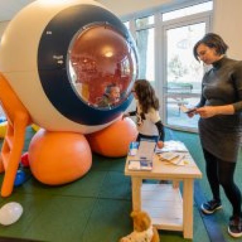 Groot Speeloog in wachtruimte Bartiméus Diagnostisch Centrum.