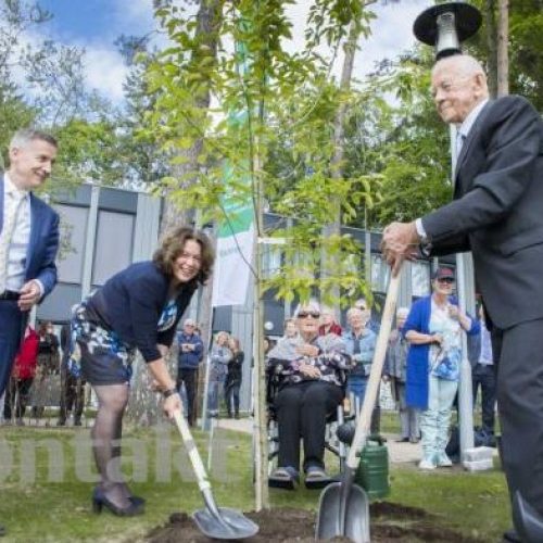Boom planten tijdens opening Henriette van Heemstra huis