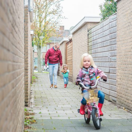 Wolter (slechtziend) met zijn dochters op straat