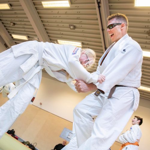 Leerling doet een judo oefening met coach