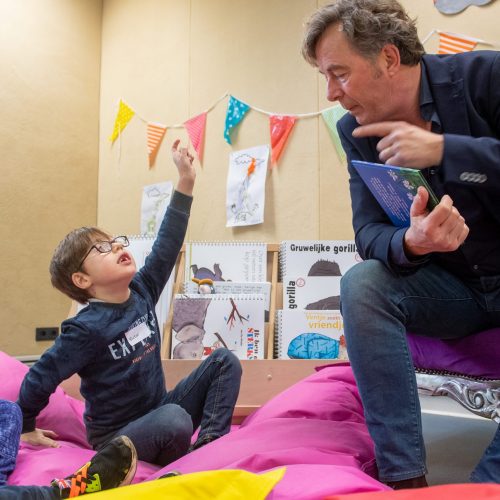 Bert van Leeuwen leest kinderen van de school van Bartiméus voor