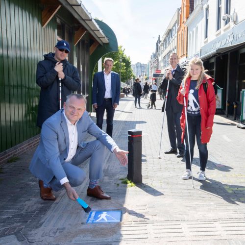 de eerste stoeptegel van Houd de lijn vrij wordt gelegd
