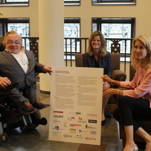 Mona Keijzer neemt document in ontvangst van Minister van Gehandicaptenzaken Rick Brink