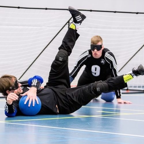 Twee spelers spelen goalball