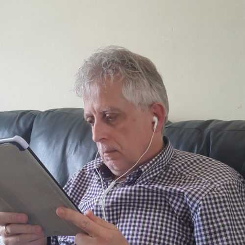 Man met visuele beperking met tablet