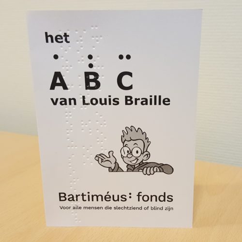 Handig en leuk voor je spreekbeurt of werkstuk: een kaartje met het alfabet in braille.
