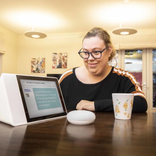 Melissa doet het liefst zo veel mogelijk zelf. Ze is dan ook blij met de Google Home test in haar woning.
