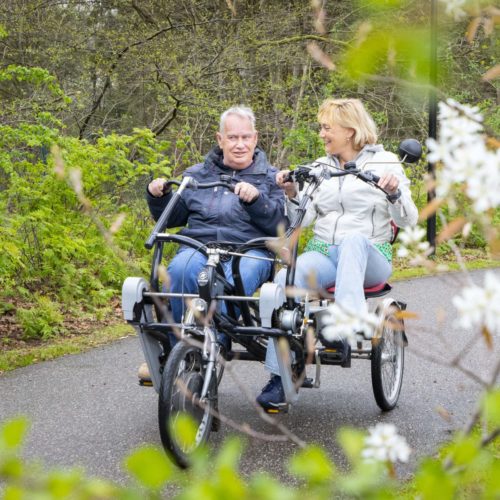 Woonbegeleider Eline is enthousiast over wat fietsen doet voor de bewoners van Bartiméus.
