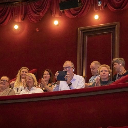 Fenna is slechtziend en gaat graag naar het theater. ‘Voor mij betekent audiodescriptie heel veel.’
